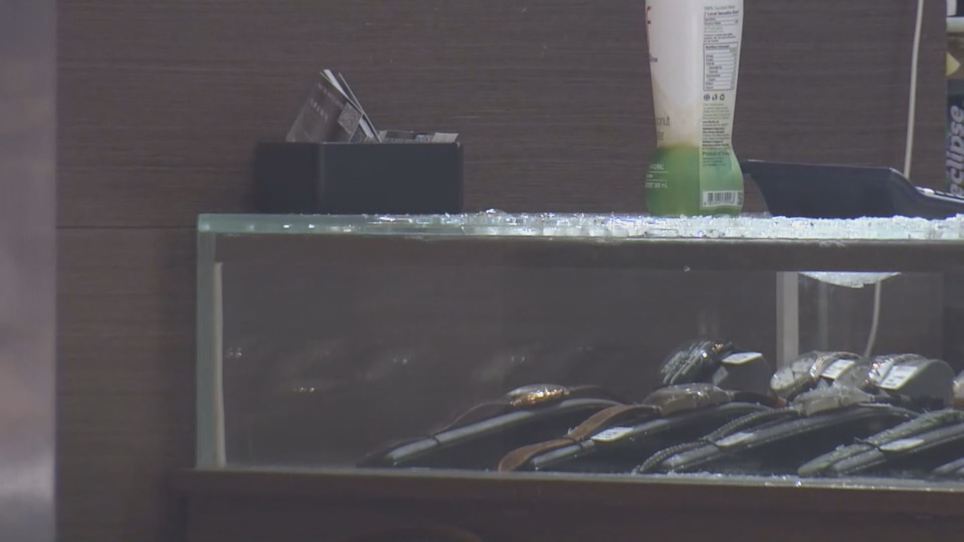 尖沙咀表行疑被數人持刀錘搶劫 警方正追捕四名涉案男子