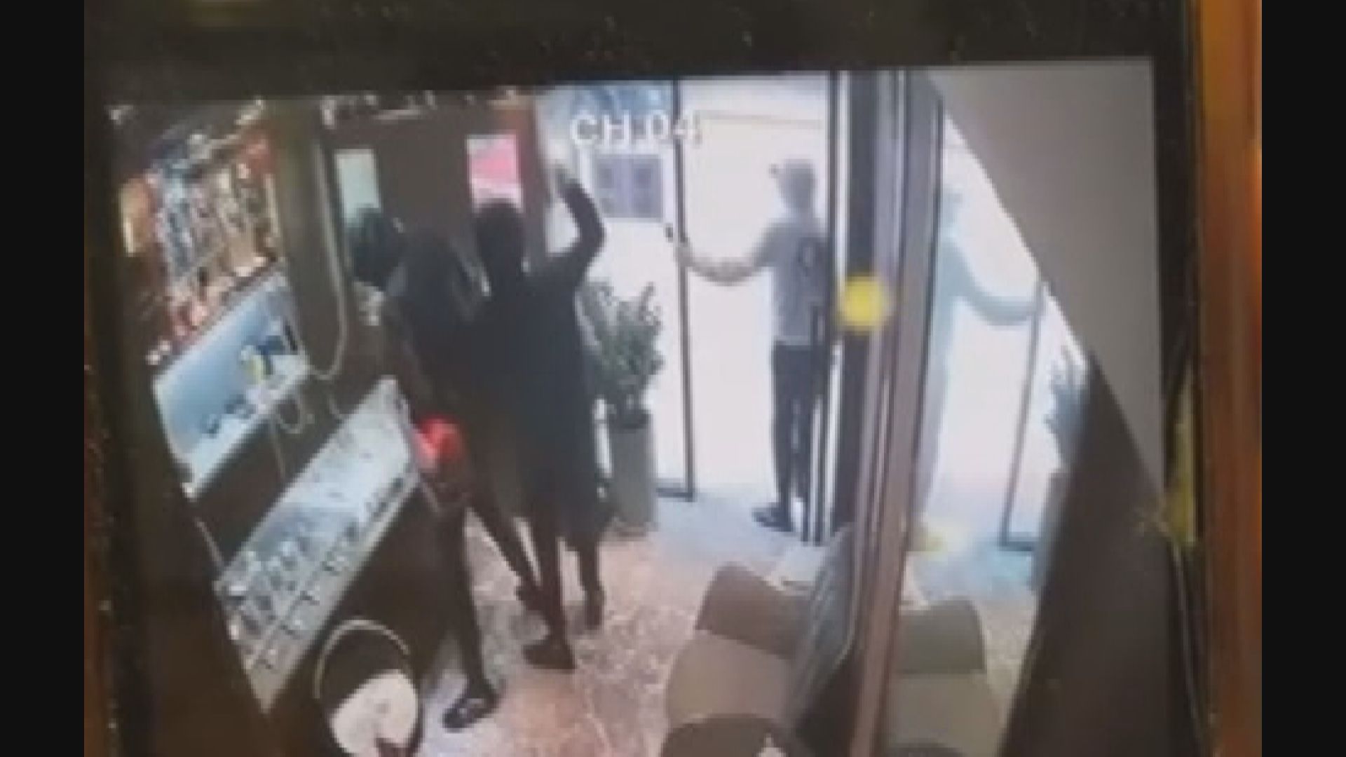 尖沙咀表行疑被數人持刀錘搶劫 損失8隻表約值380萬元