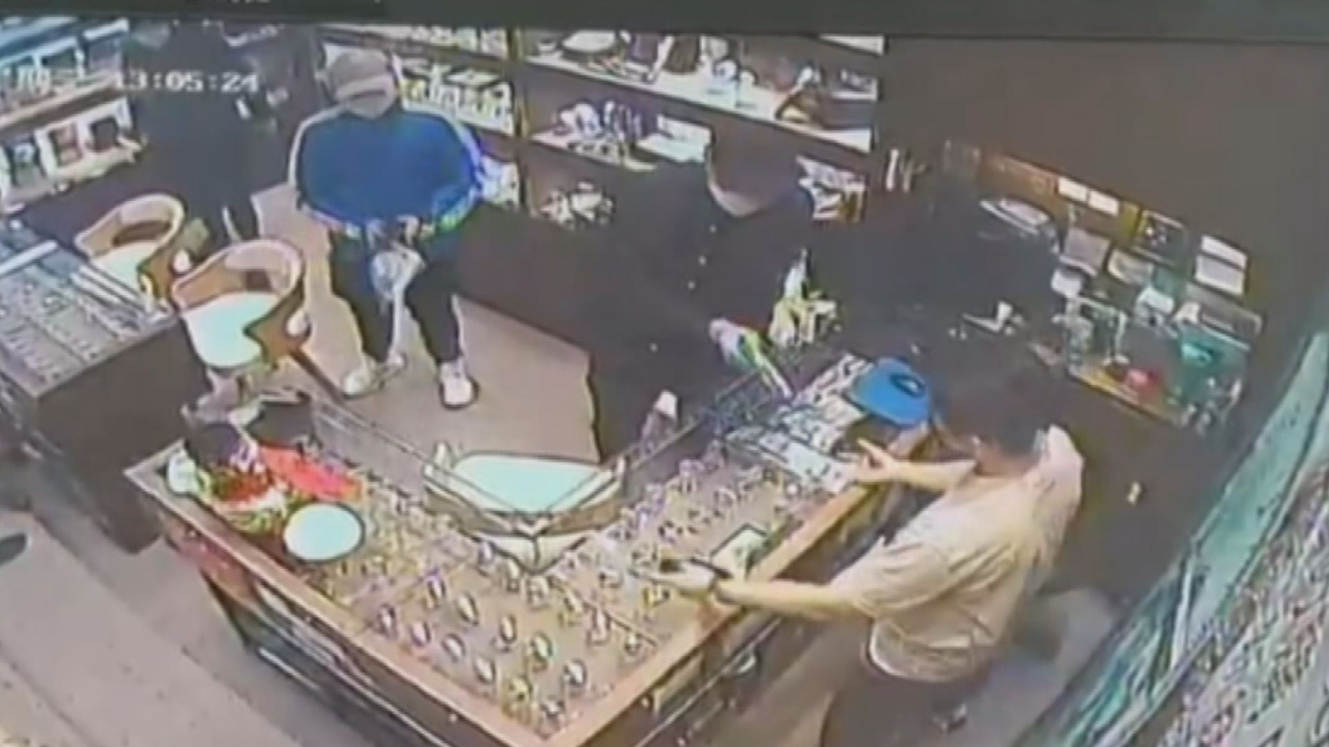 銅鑼灣一間表行遇劫損失70多隻手表　初步點算約值800萬元