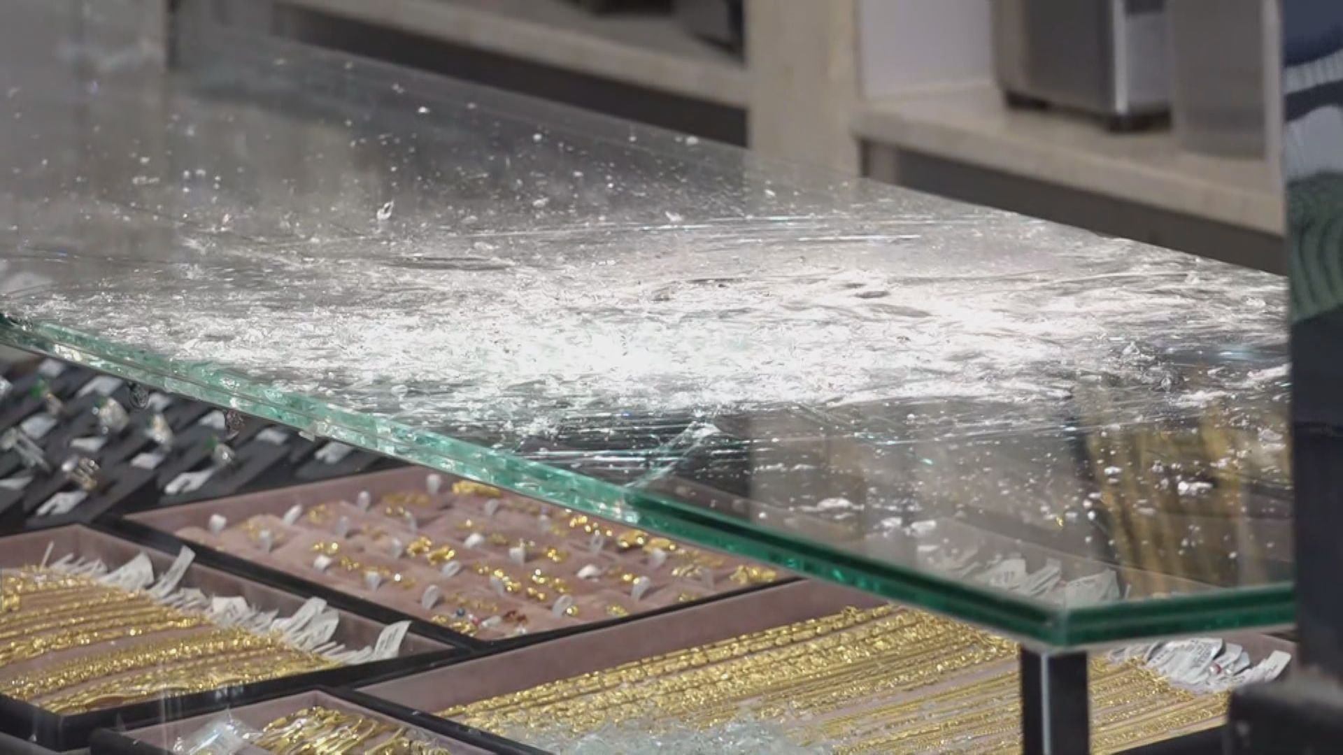 油麻地珠寶店遇劫　損失約值30萬財物