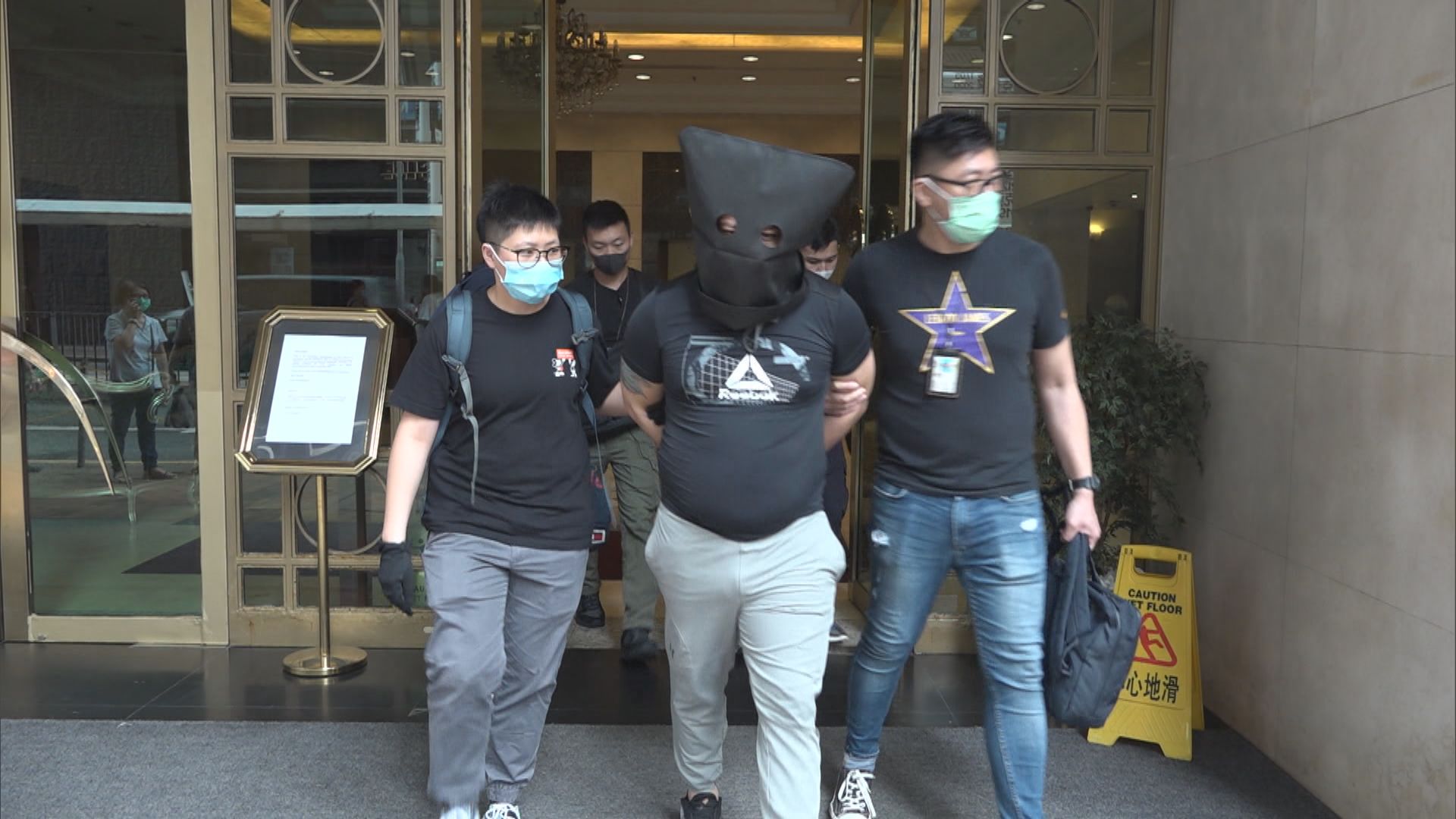 警方拘兩南亞漢　疑涉上周灣仔行劫傷人案