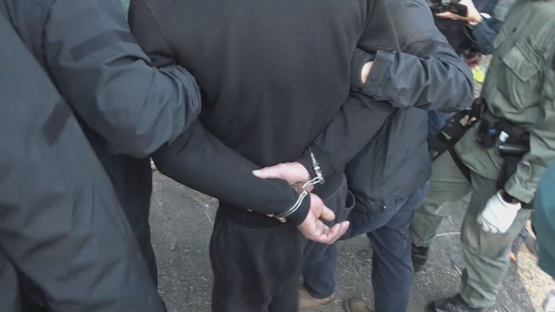 警方拘九男女涉入屋行劫　起回約150萬元贓物