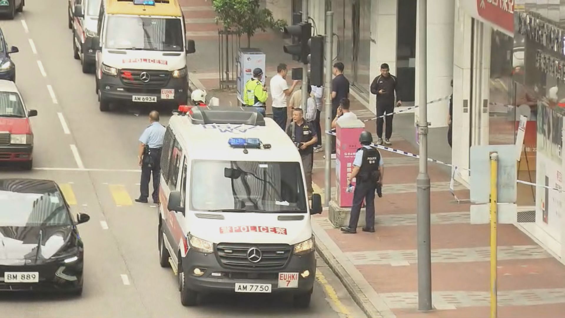 灣仔一間東亞銀行發生持械劫案　警方到場調查