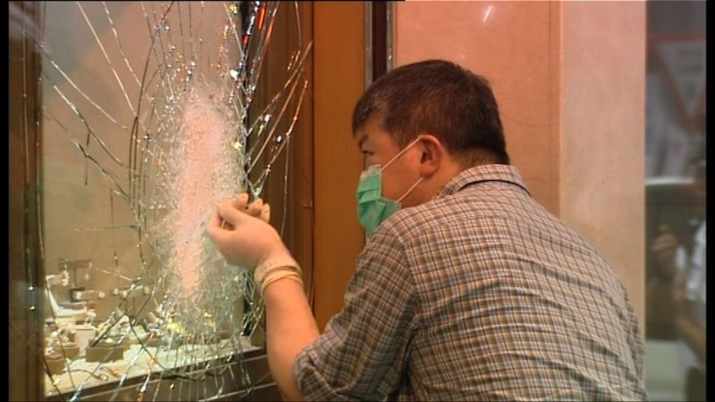 三匪劫珠寶店案　鄰店職員：曾有人在店外徘徊