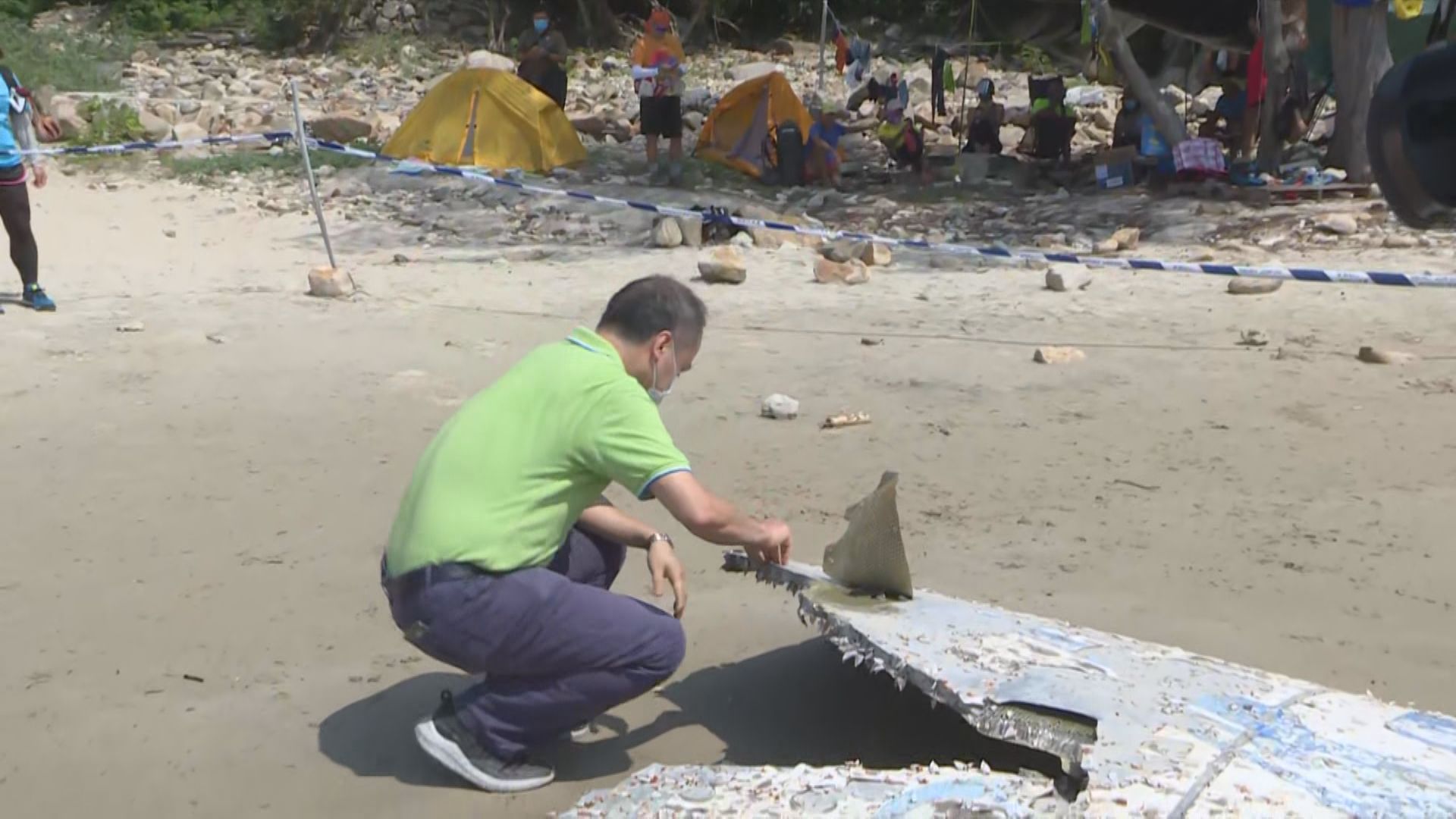 白腊灣發現懷疑火箭碎片　民航處職員到場檢查及拍照