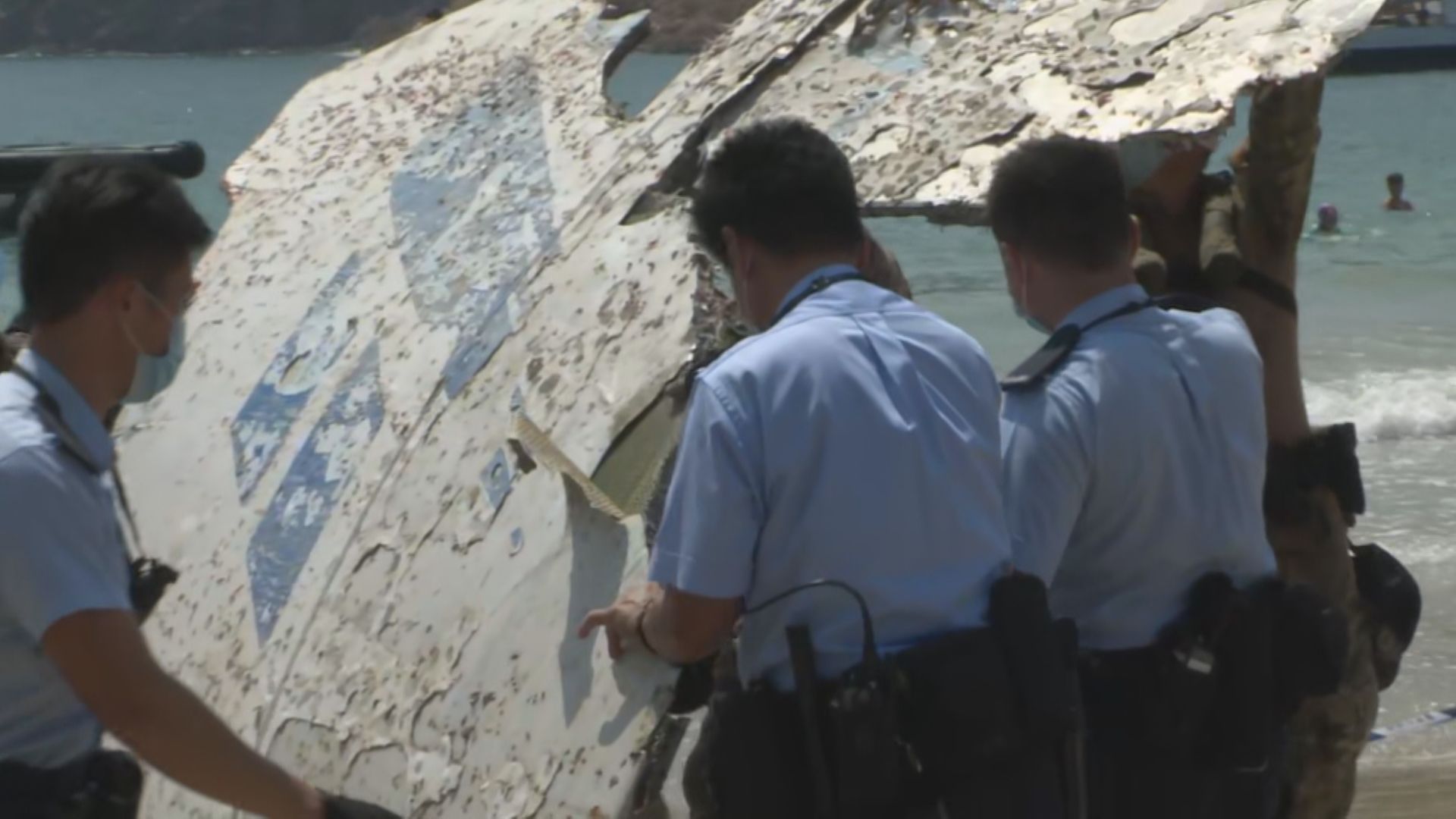 警方以水警快艇運走白腊灣懷疑火箭碎片