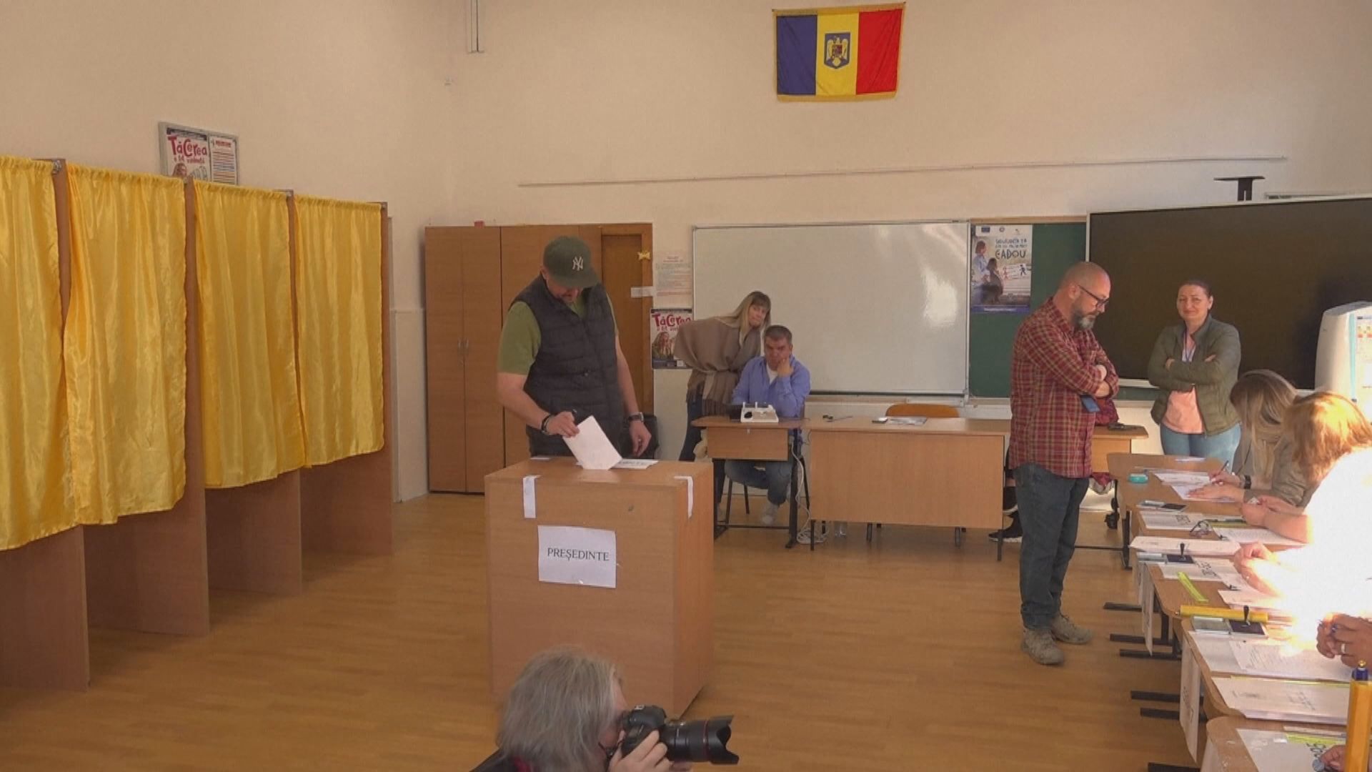 羅馬尼亞時隔近半年重新舉行總統選舉　極右候選人支持度領先惟或不足以直接勝選