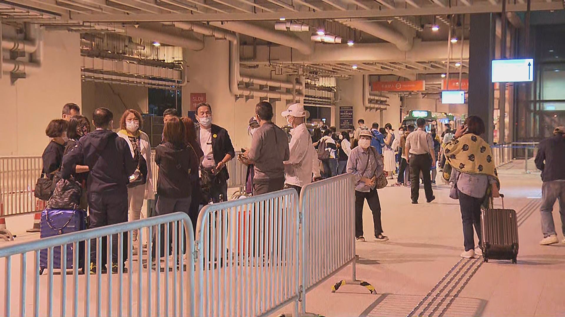 「海洋光譜號」員工疑復陽　航程取消旅客下船離開