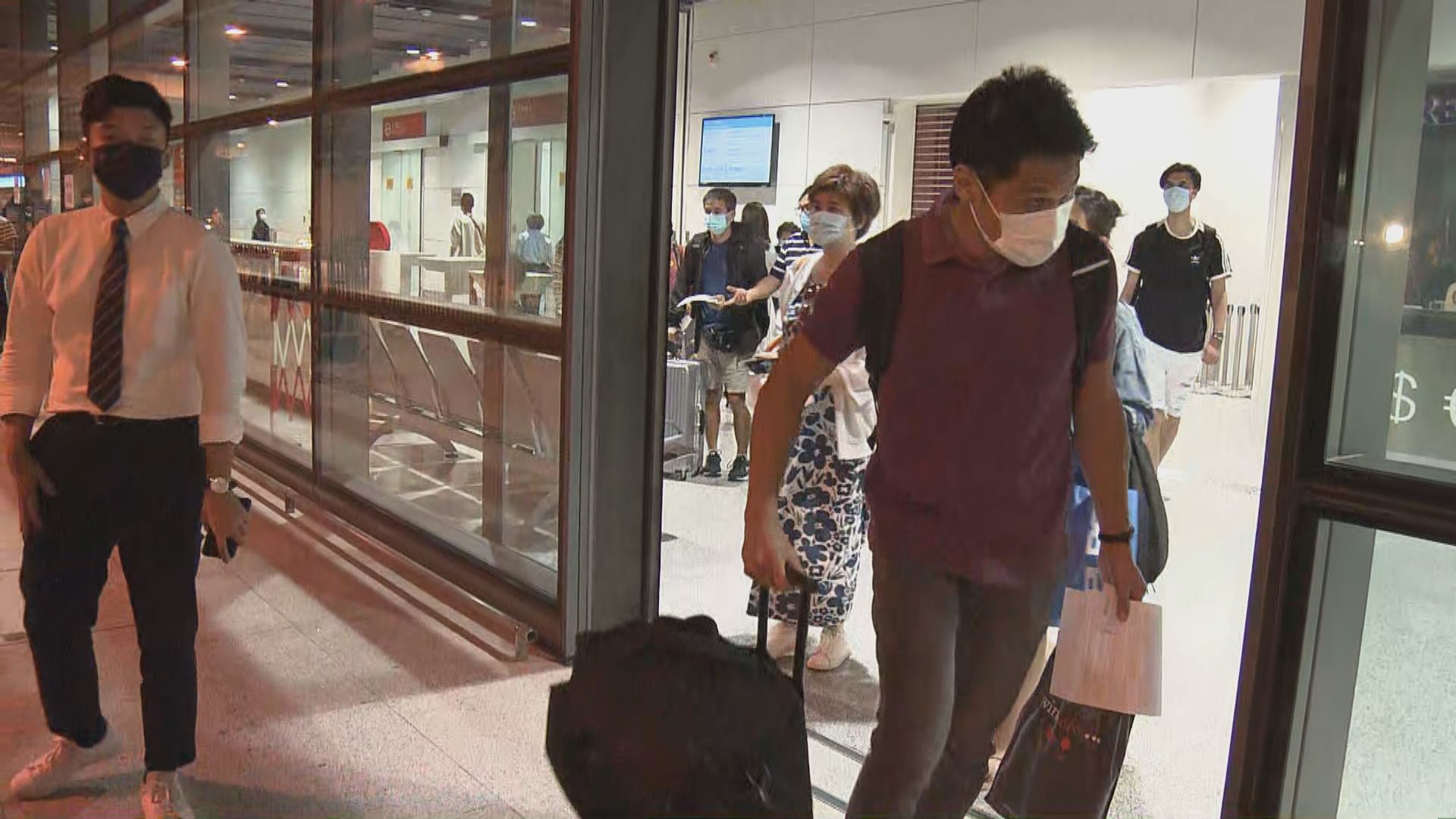 「海洋光譜號」員工疑復陽　航程取消旅客下船離開