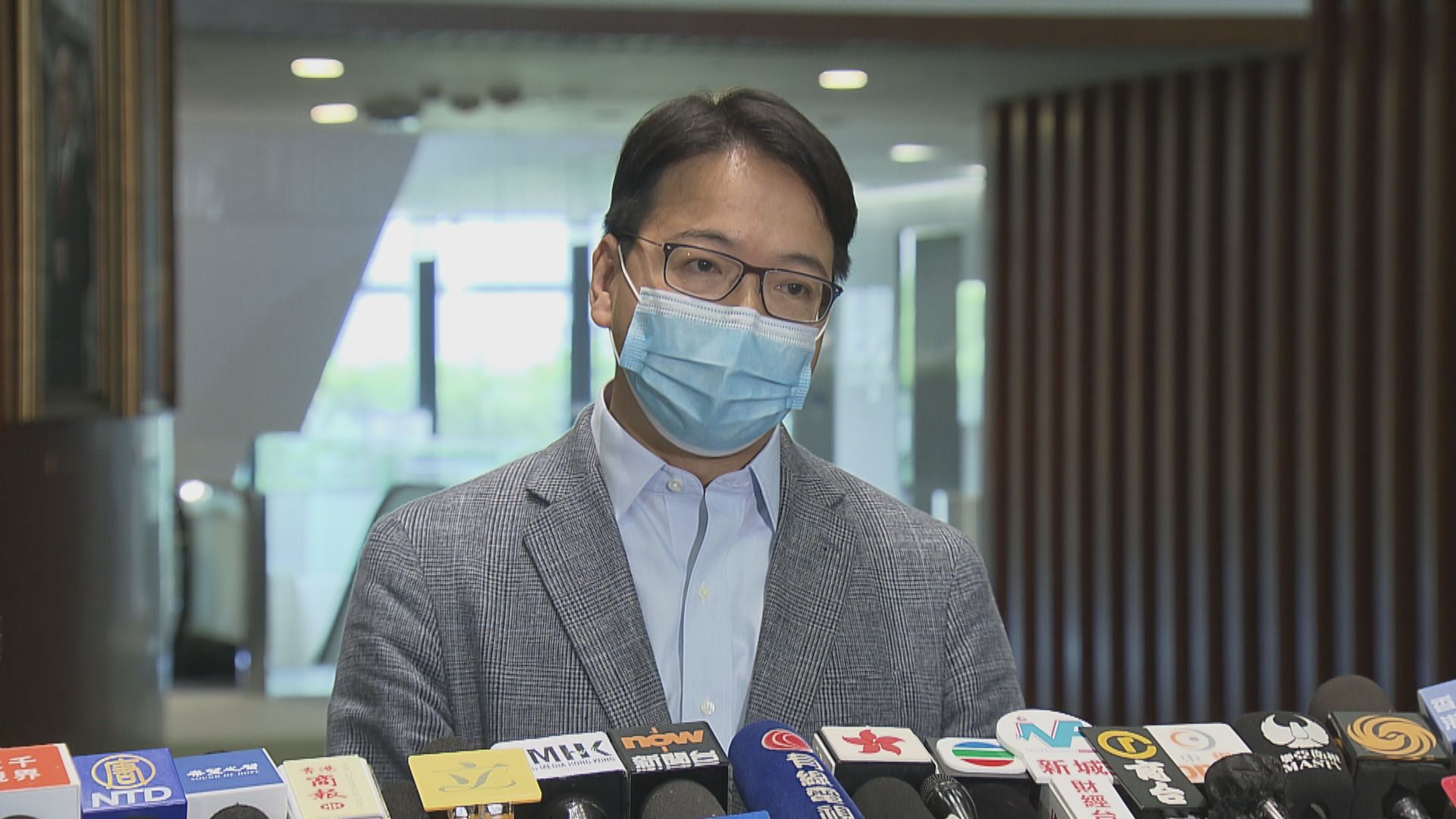 莫乃光批政府透明度不足　促全面公開生產口罩資料