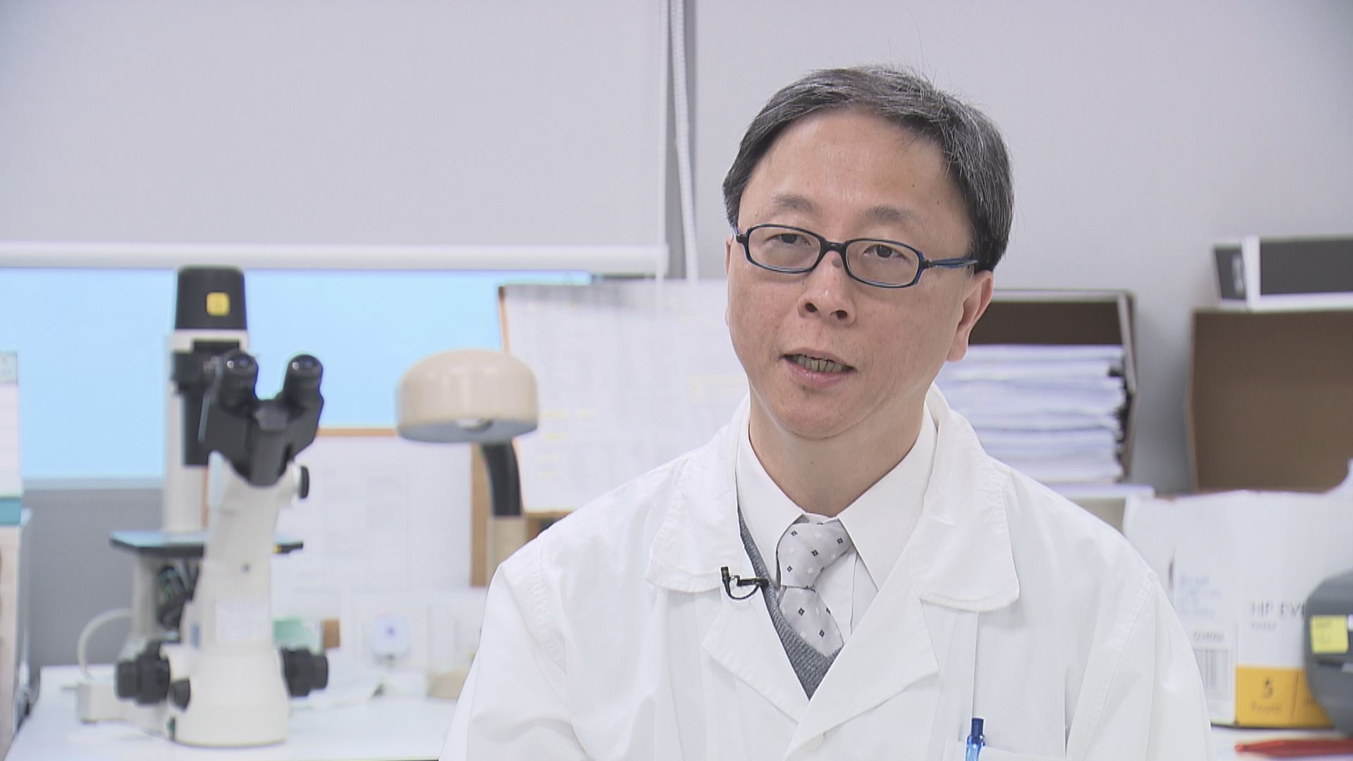 何栢良：估計包機中有5至20名港人或受感染