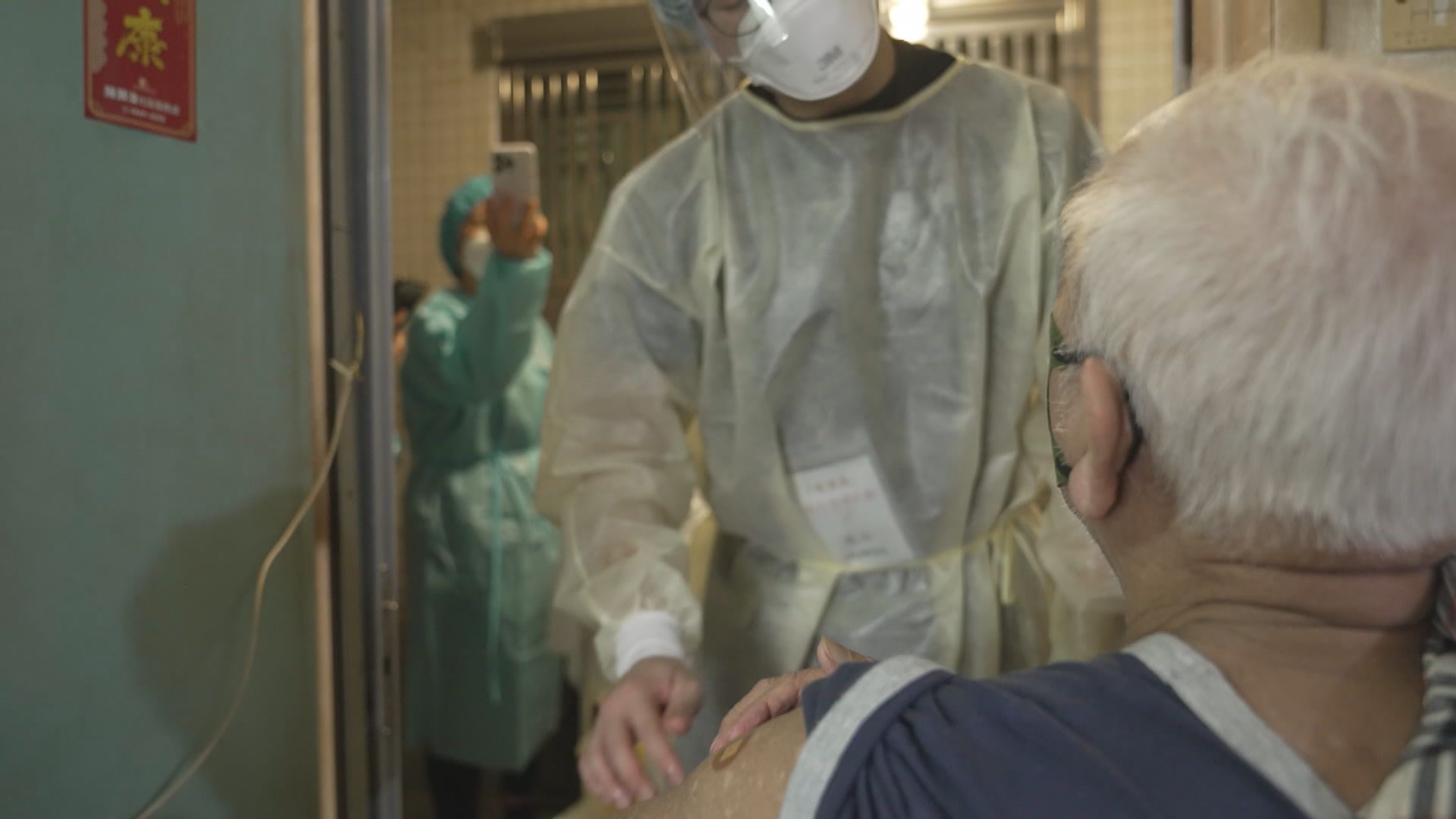 政府本周試行圍封強檢大廈期間為長者接種新冠疫