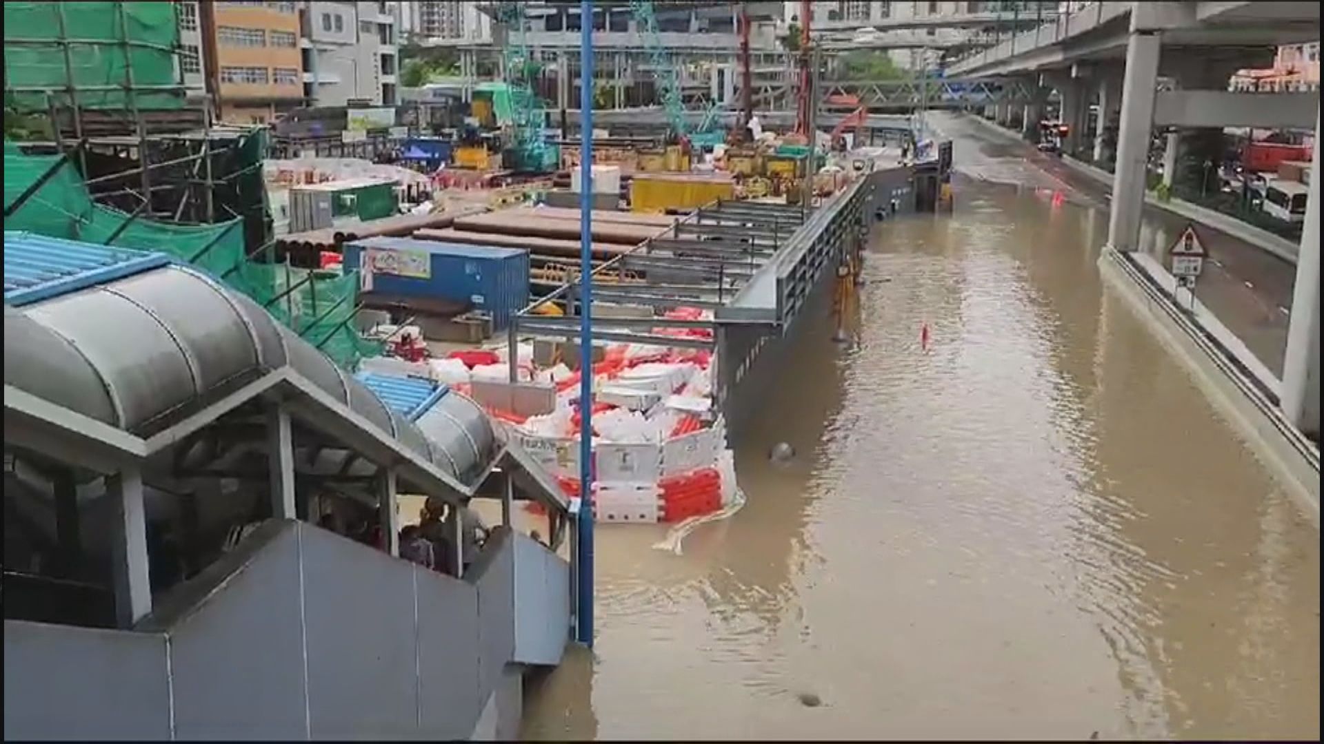 觀塘昨日一度水浸 柯創盛稱周邊工程令淤泥阻塞渠道致水浸