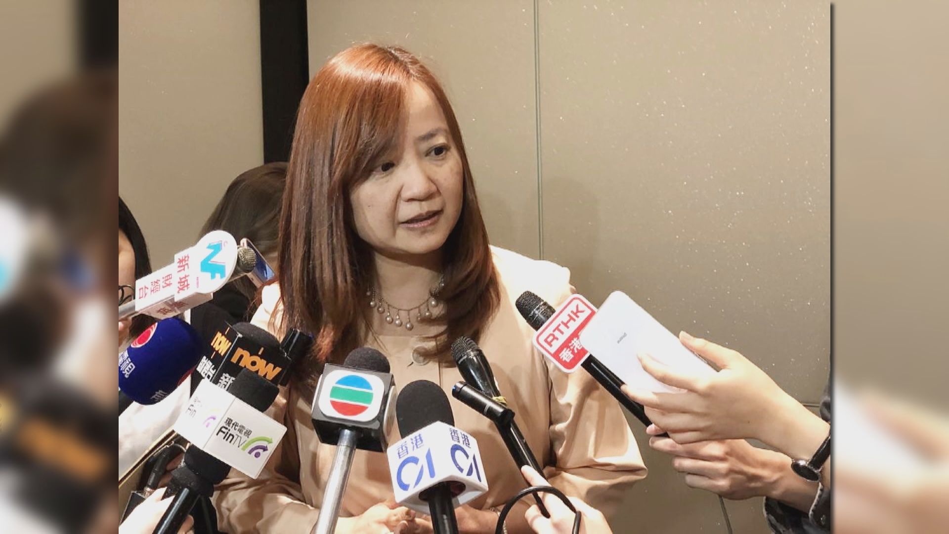 馬會：已向首批基層長者發放智能手機