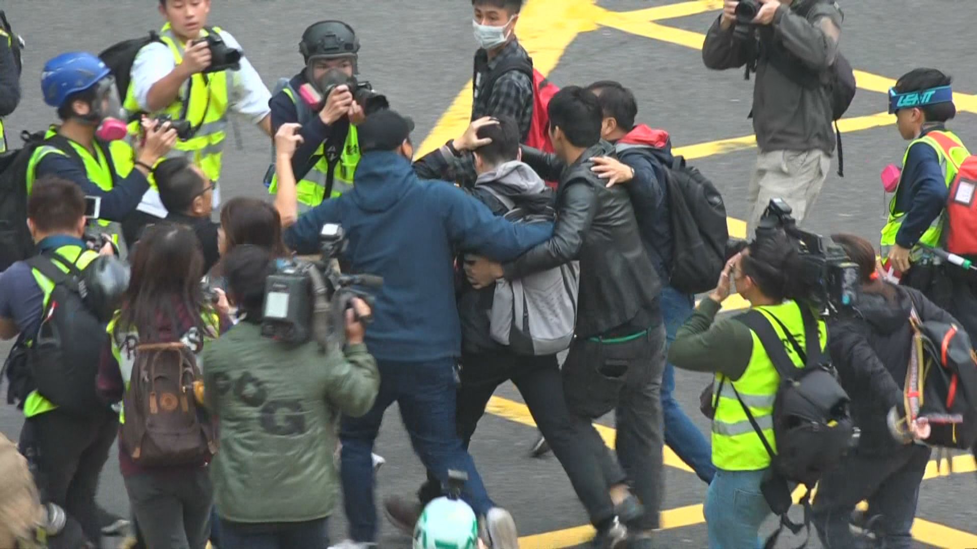 中環被圍毆四警員頭部和手指受傷　兩人仍留院