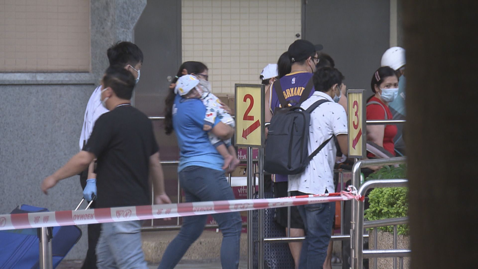東涌映灣園11座居民離開檢疫中心　有人批安排混亂