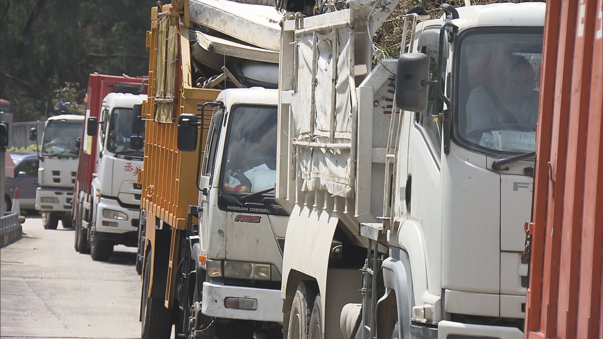 風暴後垃圾大增　垃圾轉運站爆滿