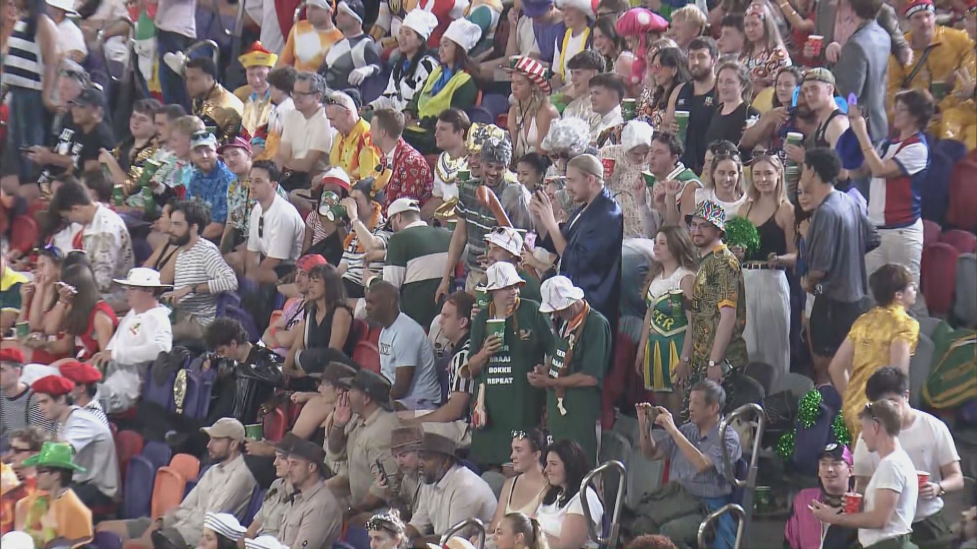 七欖｜港隊下午出戰第二日賽事　球迷稱為防天幕漏水不坐第一行