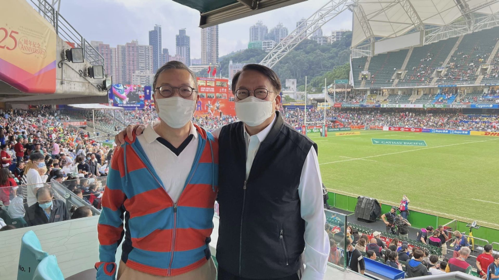 多名官員入場觀賞七欖最後一日賽事