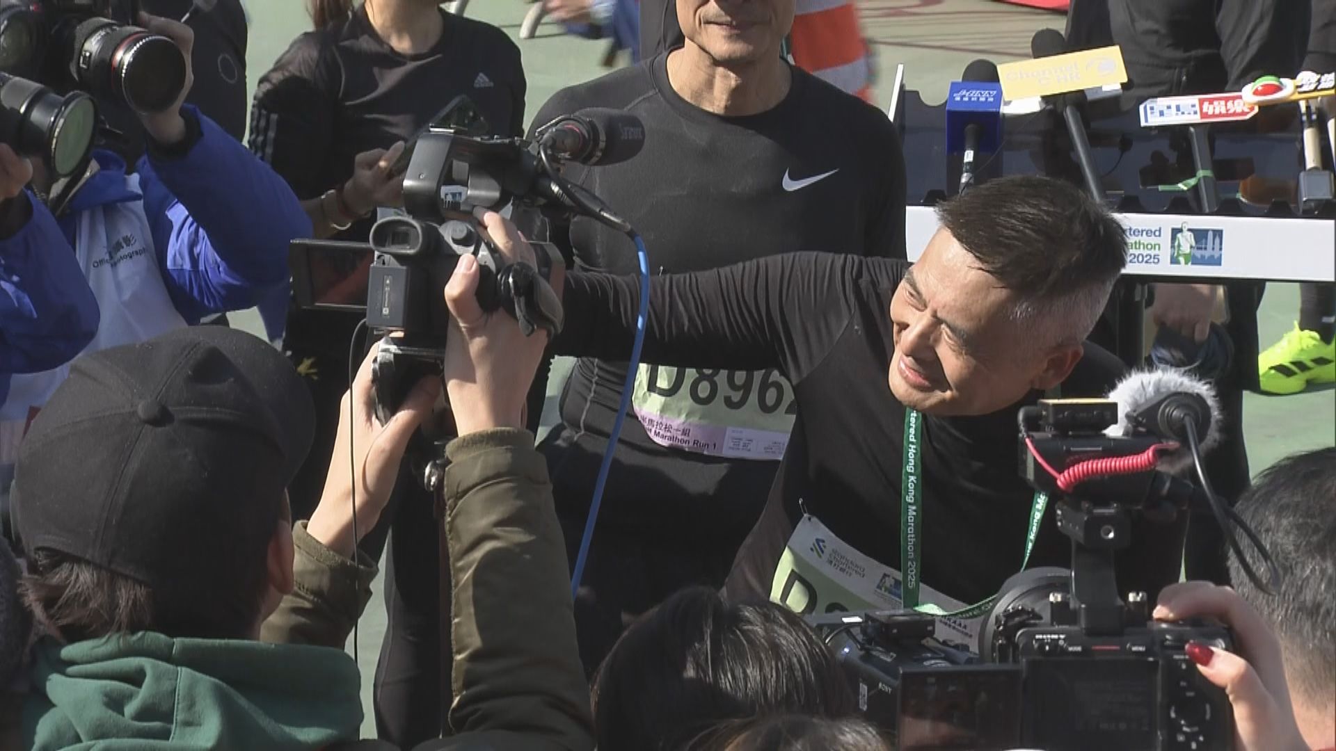 香港馬拉松寒冷天氣下舉行　周潤發半馬「3條2」衝線