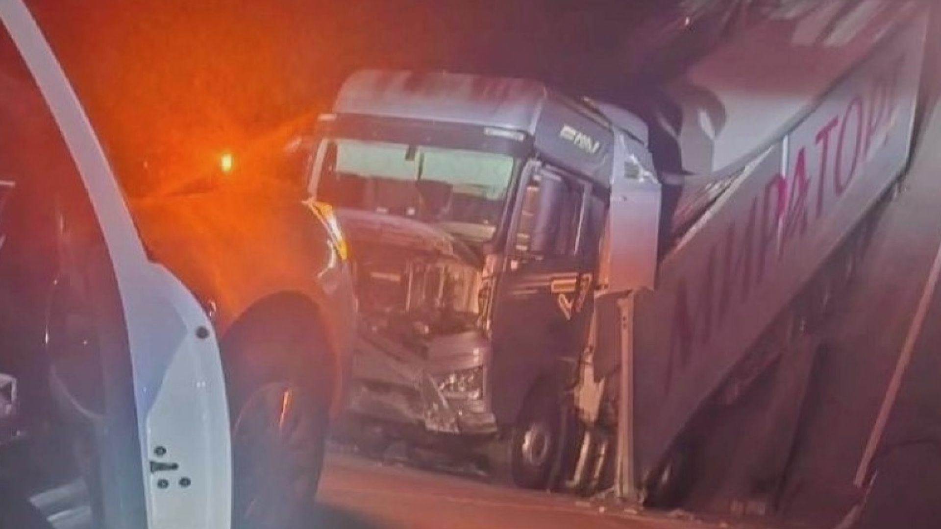 俄羅斯一座橋樑疑因爆炸倒塌致火車出軌至少7死69傷