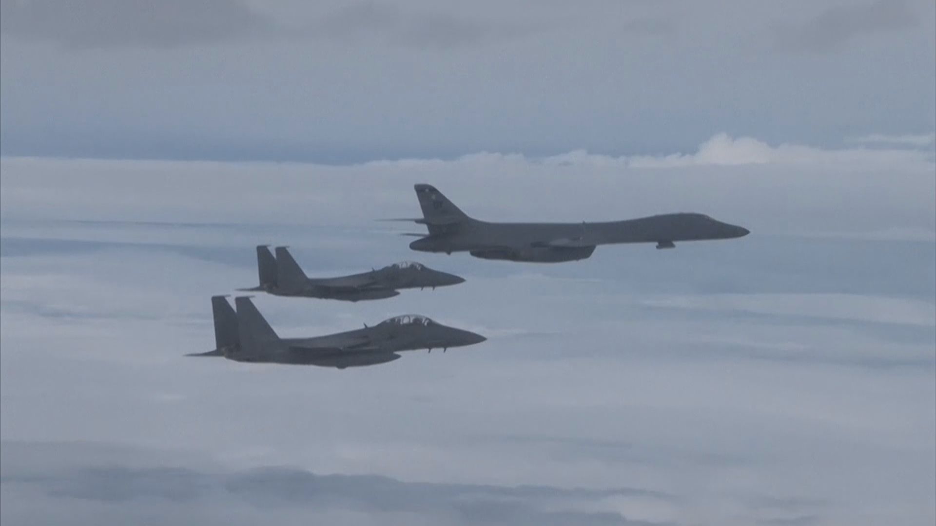 俄出動戰機升空監視一架美軍轟炸機