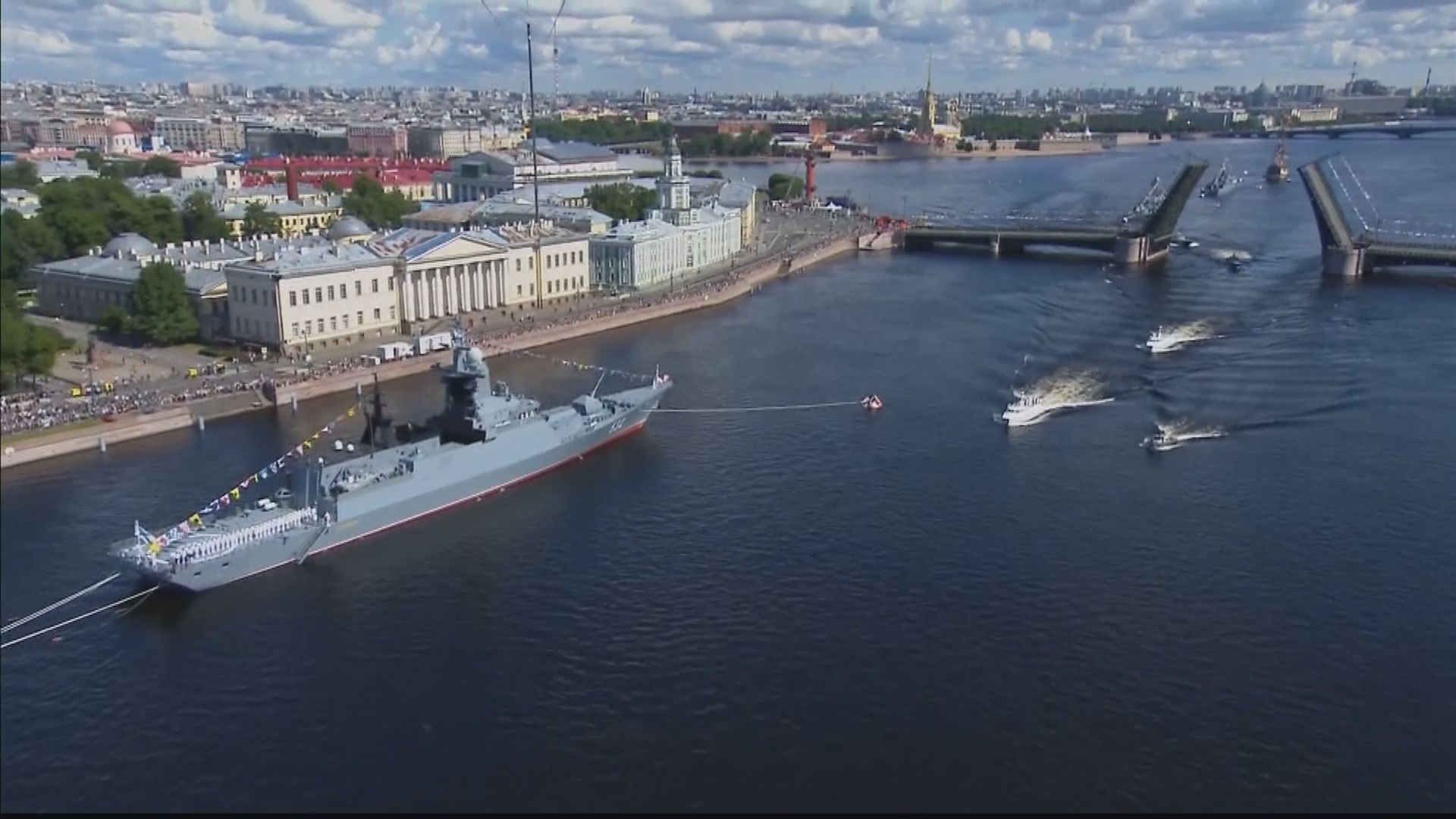 俄羅斯在聖彼得堡舉行大型閱兵慶祝海軍節