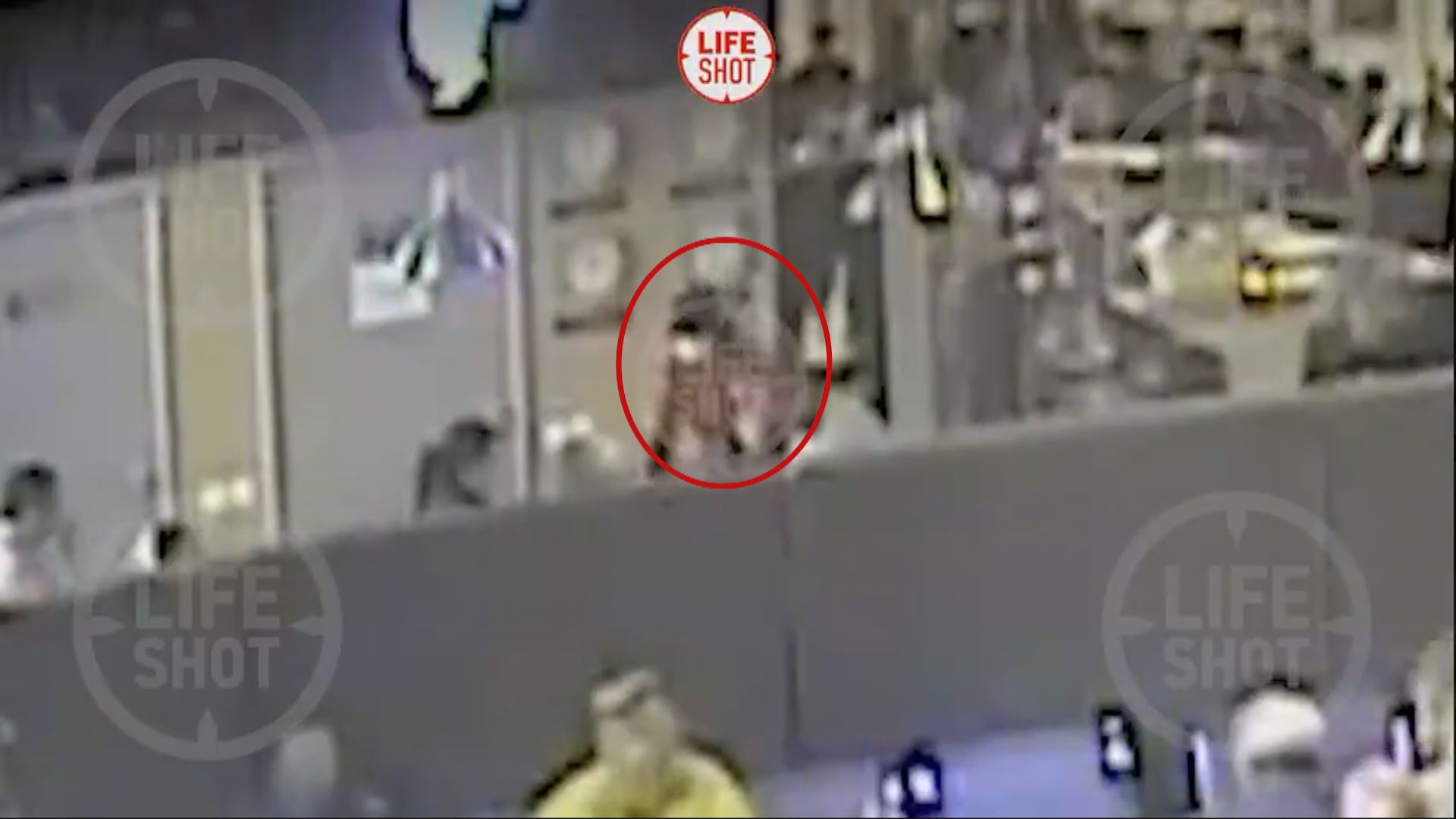 有片段顯示侍應趁納瓦爾尼助手離座時送上第二杯飲料