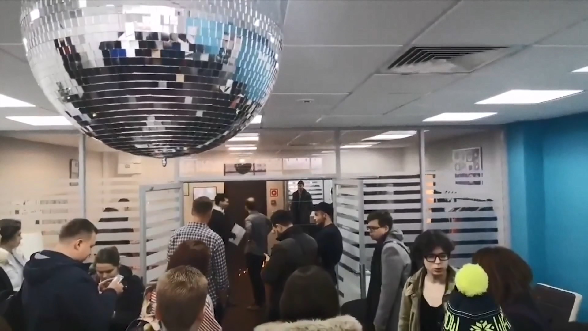 俄反對派領袖辦公室遭蒙面警員破門搜查