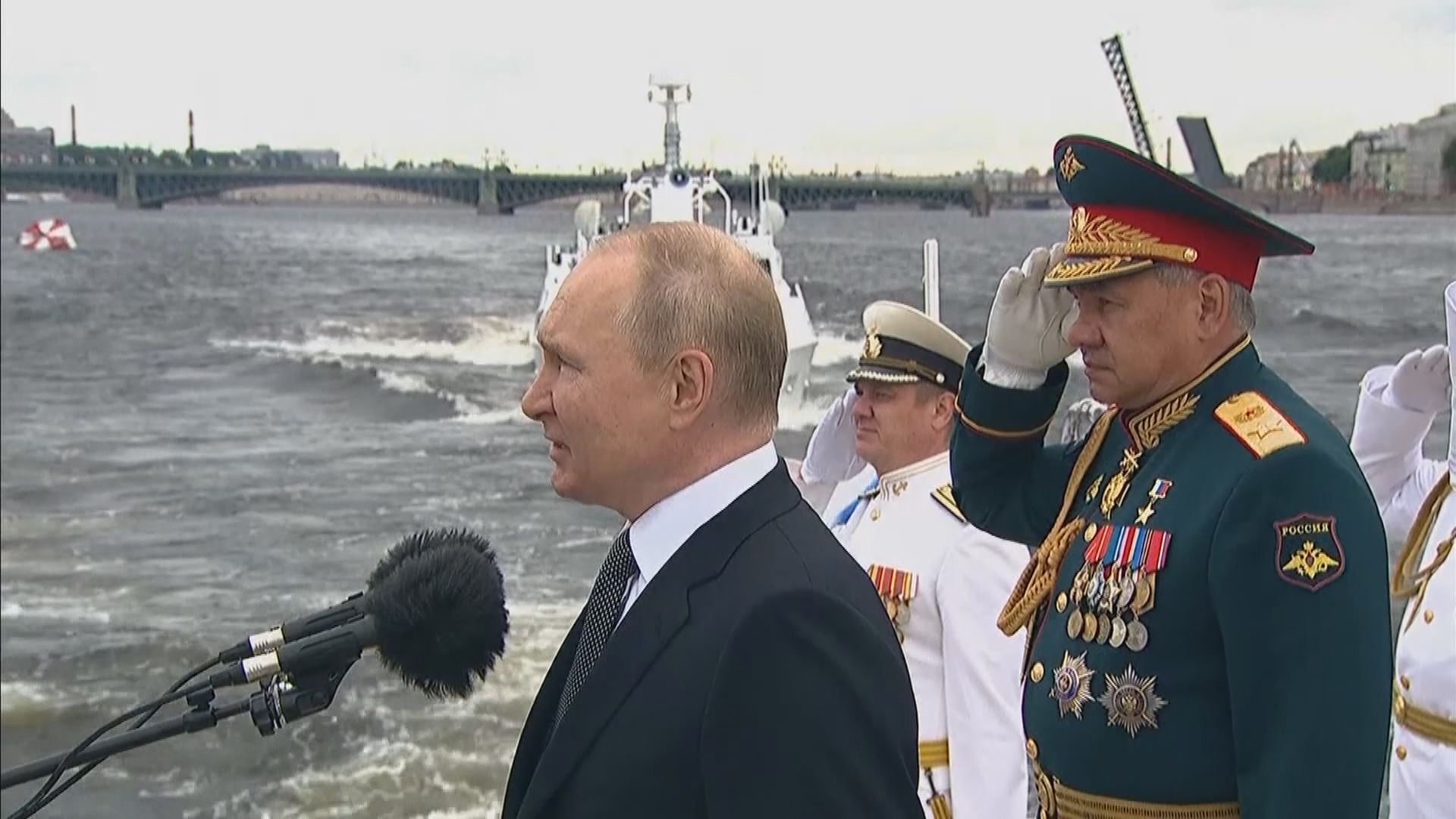 普京出席海軍節閱兵　指海軍將裝備高超音速巡航導彈