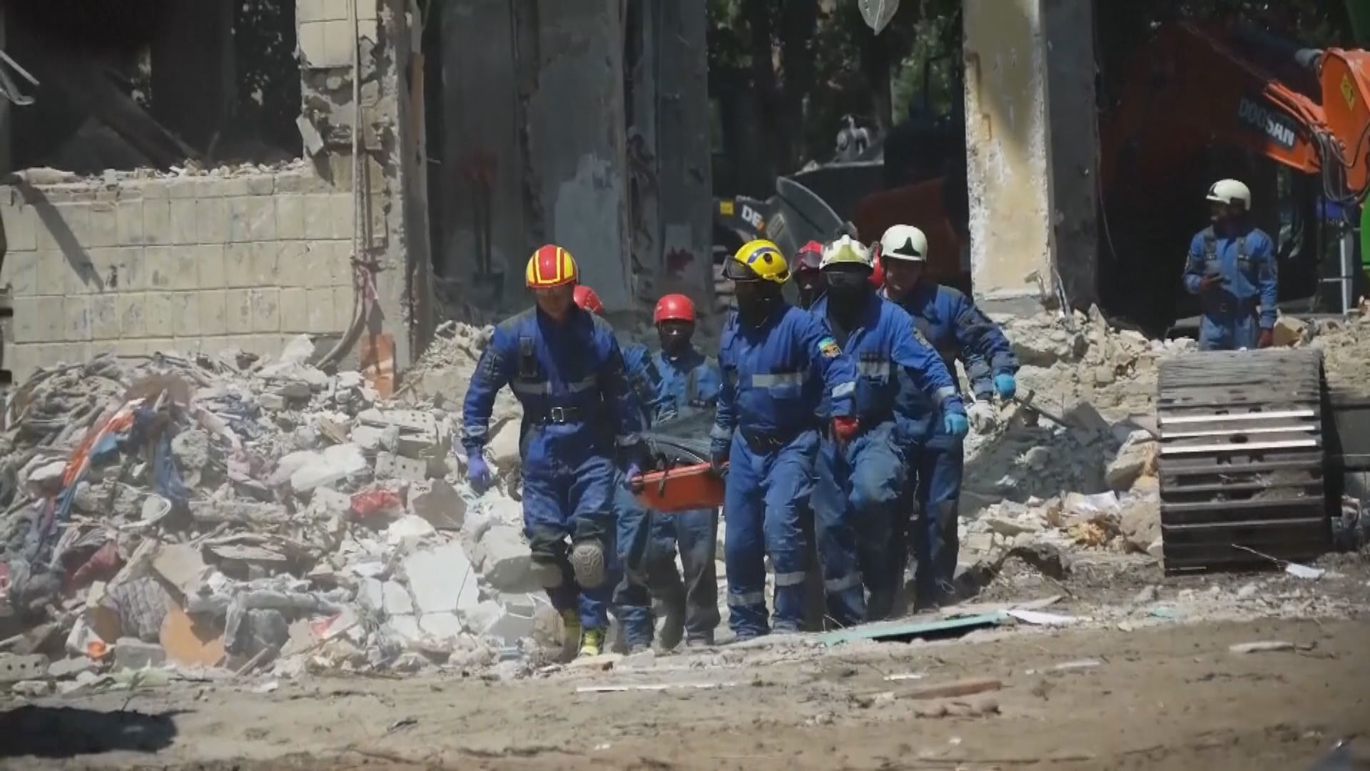 俄軍再次空襲基輔　有住宅大廈被導彈擊中最少28死