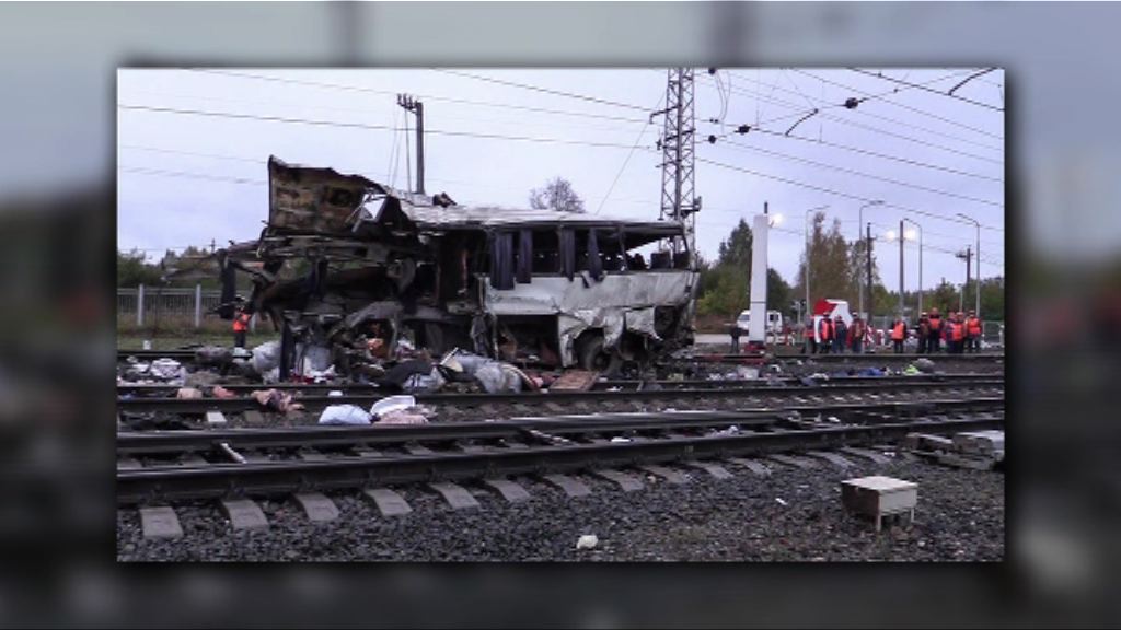 俄羅斯火車撞巴士至少十九人死