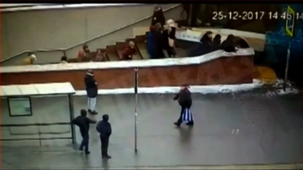 俄巴士疑失控撞向行人隧道至少4死