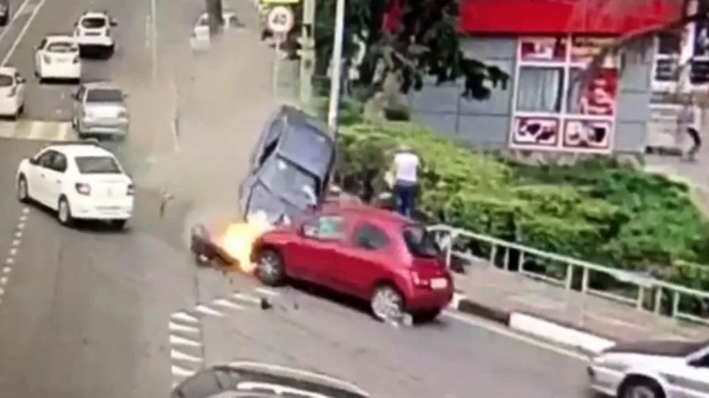 俄羅斯索契有車衝上行人路一死