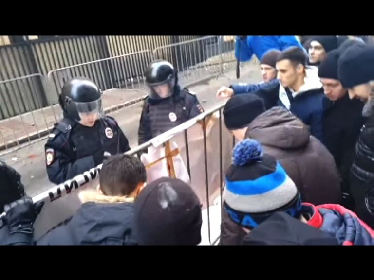 示威者土耳其駐俄大使館外集會