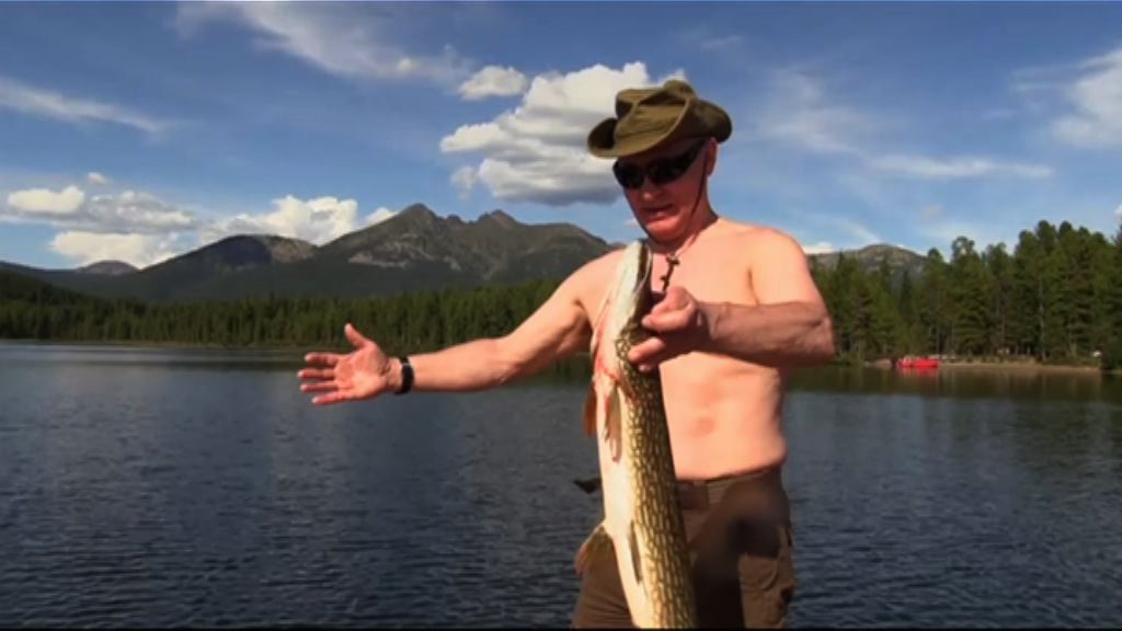 普京赤膊捕魚再展示鐵漢形象