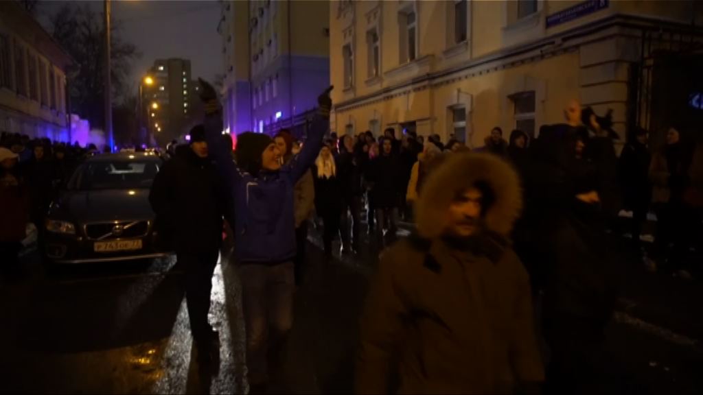 納瓦爾尼支持者入夜後繼續集會