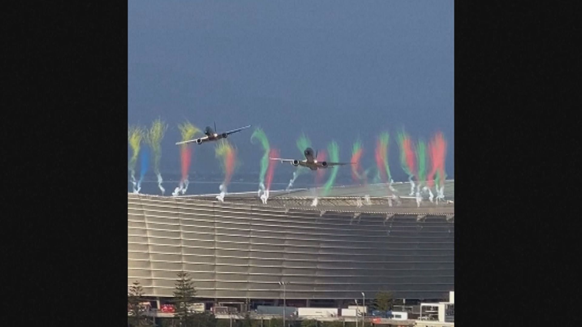 場面驚險｜南非兩飛機超低空飛行表演　飛越體育館穿過彩煙惹部分民眾不安
