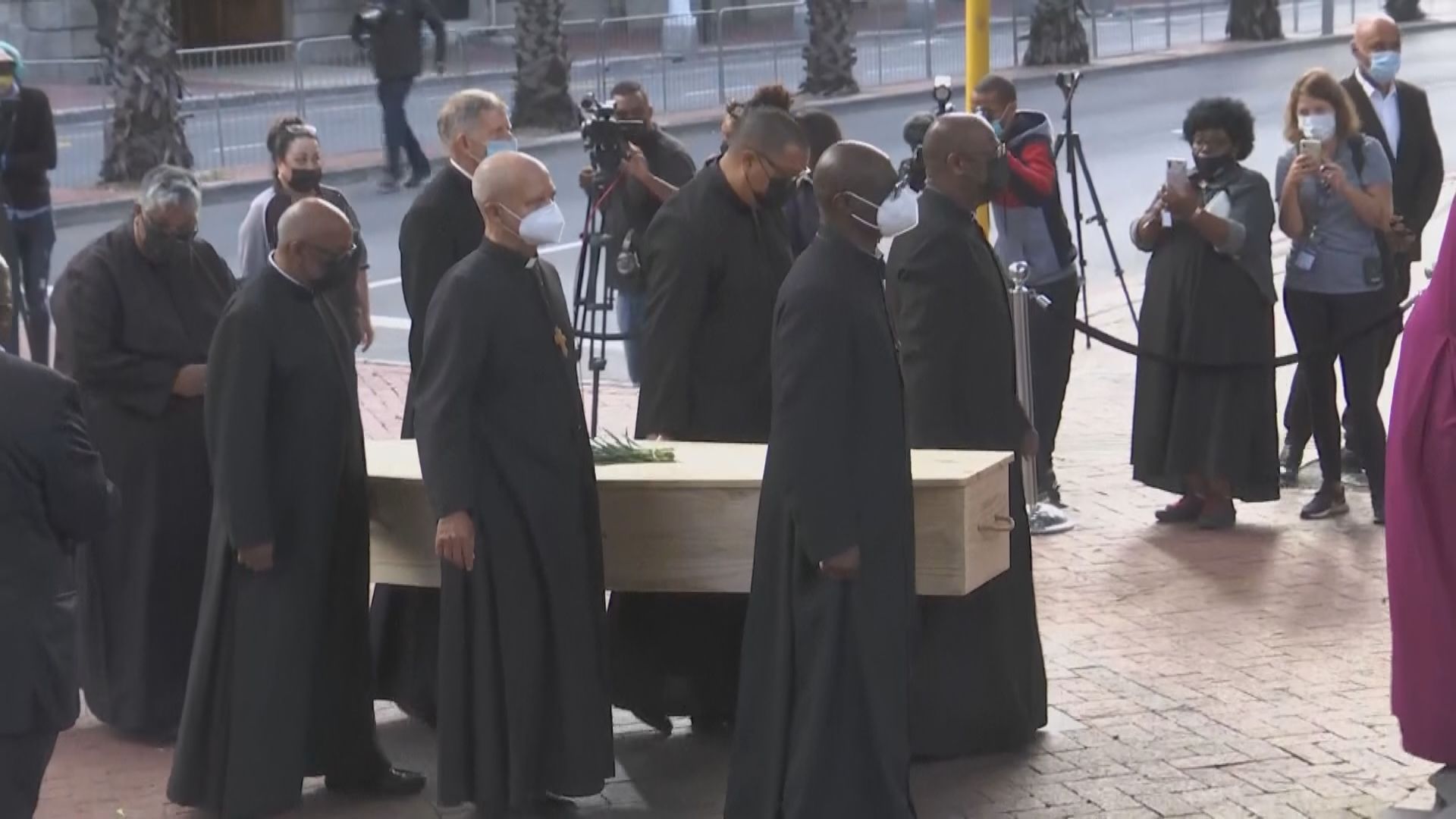 圖圖靈柩移送到開普敦教堂供民眾瞻仰