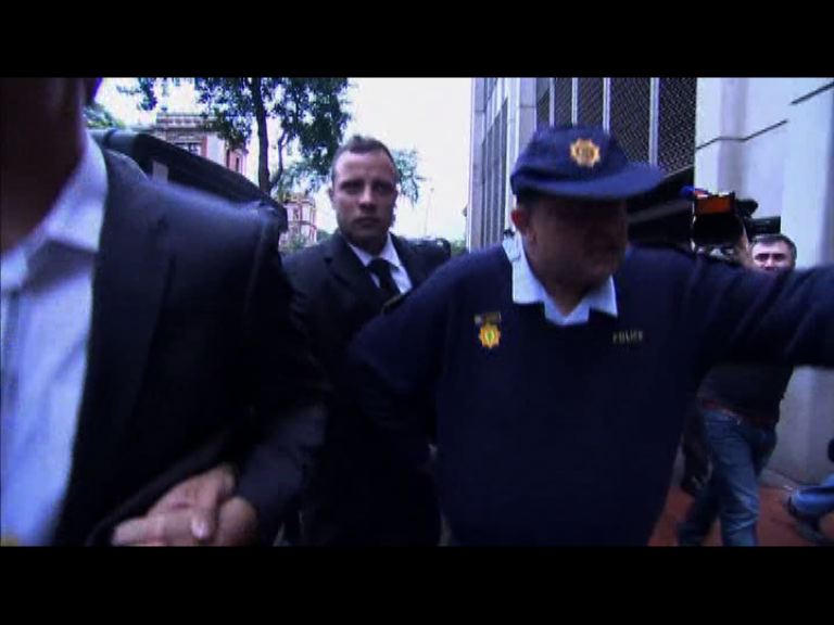 南非刀片跑手獲准假釋回家軟禁