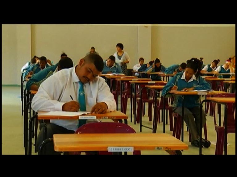 學生偷開校巴載同學回校考試