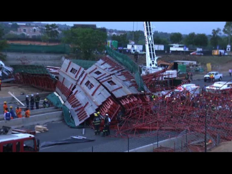 南非興建中天橋倒塌兩死逾二十傷
