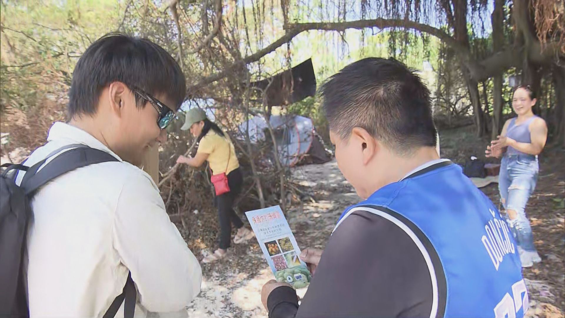 漁護署人員到橋咀泳灘派傳單　提醒遊人保護環境