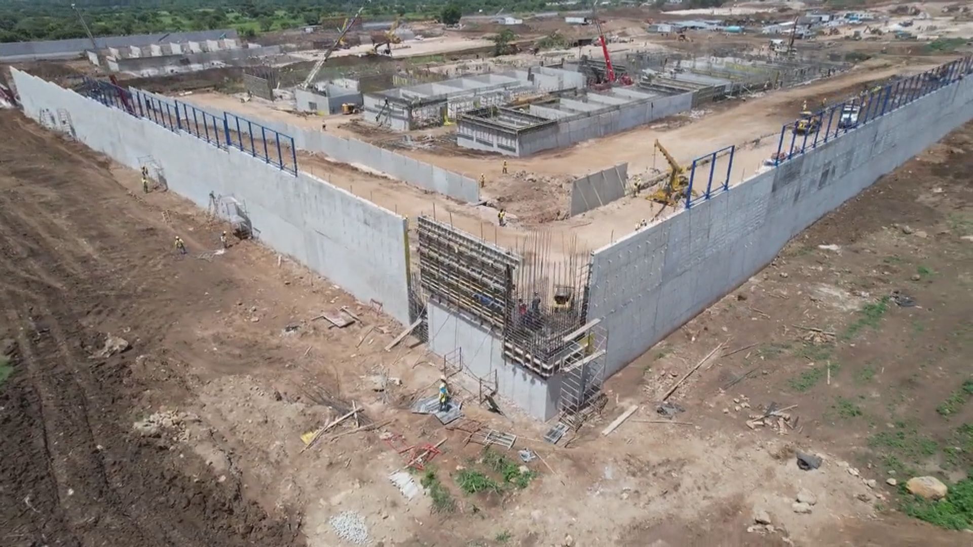 薩爾瓦多掃蕩黑幫多月拘數萬人　正興建超大型監獄容納數萬囚犯