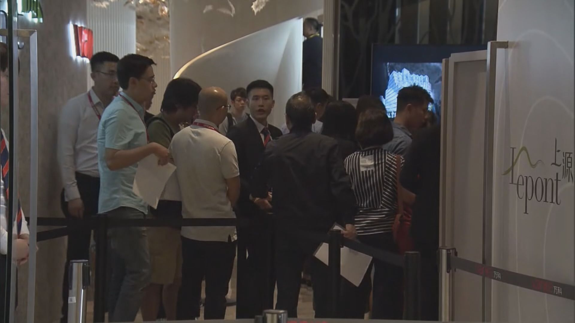 屯門新盤開售大批準買家排隊選購