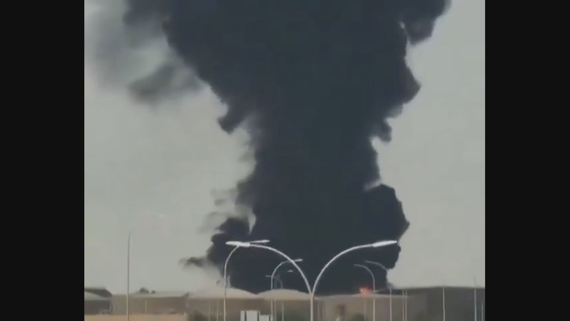 沙特首都機場附近多次爆炸冒煙　當局曾發空襲警報