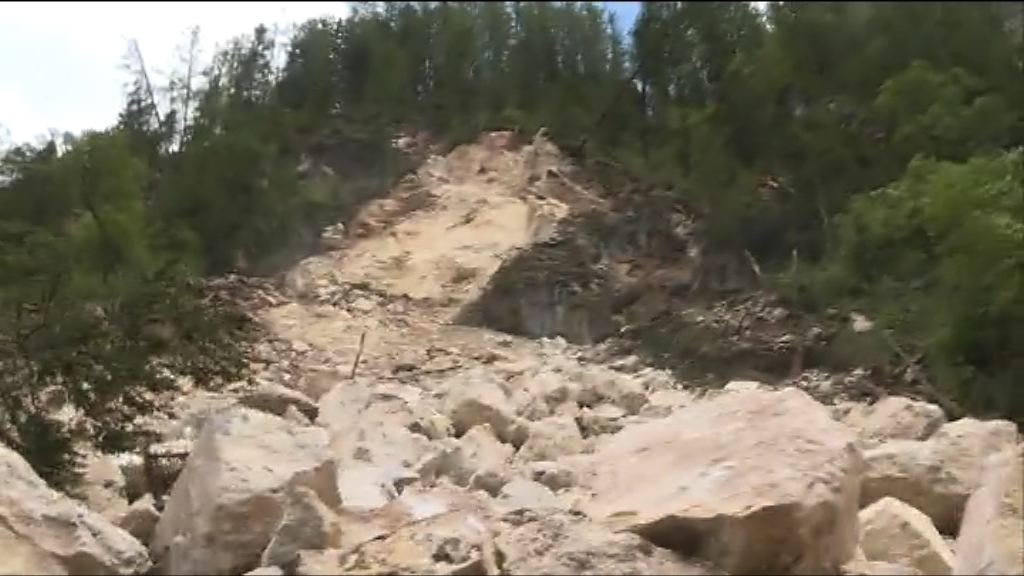 九寨溝地震　往災區道路仍有山泥倒塌