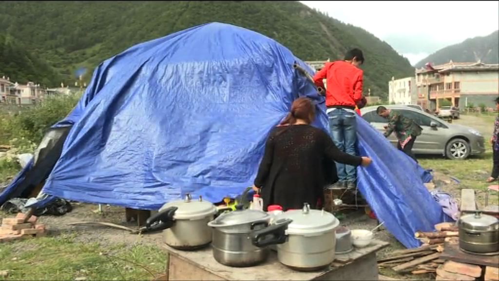 九寨溝地震　有災民搭帳蓬露宿防餘震