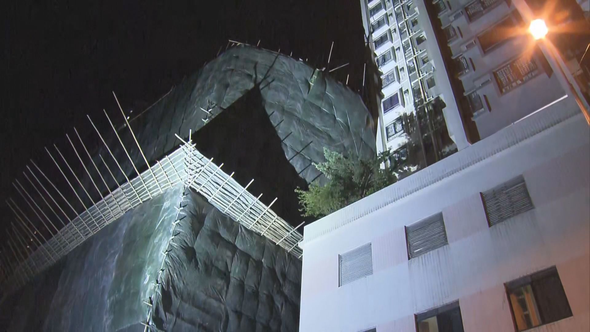 紅磡榮光街棚架搖搖欲墜