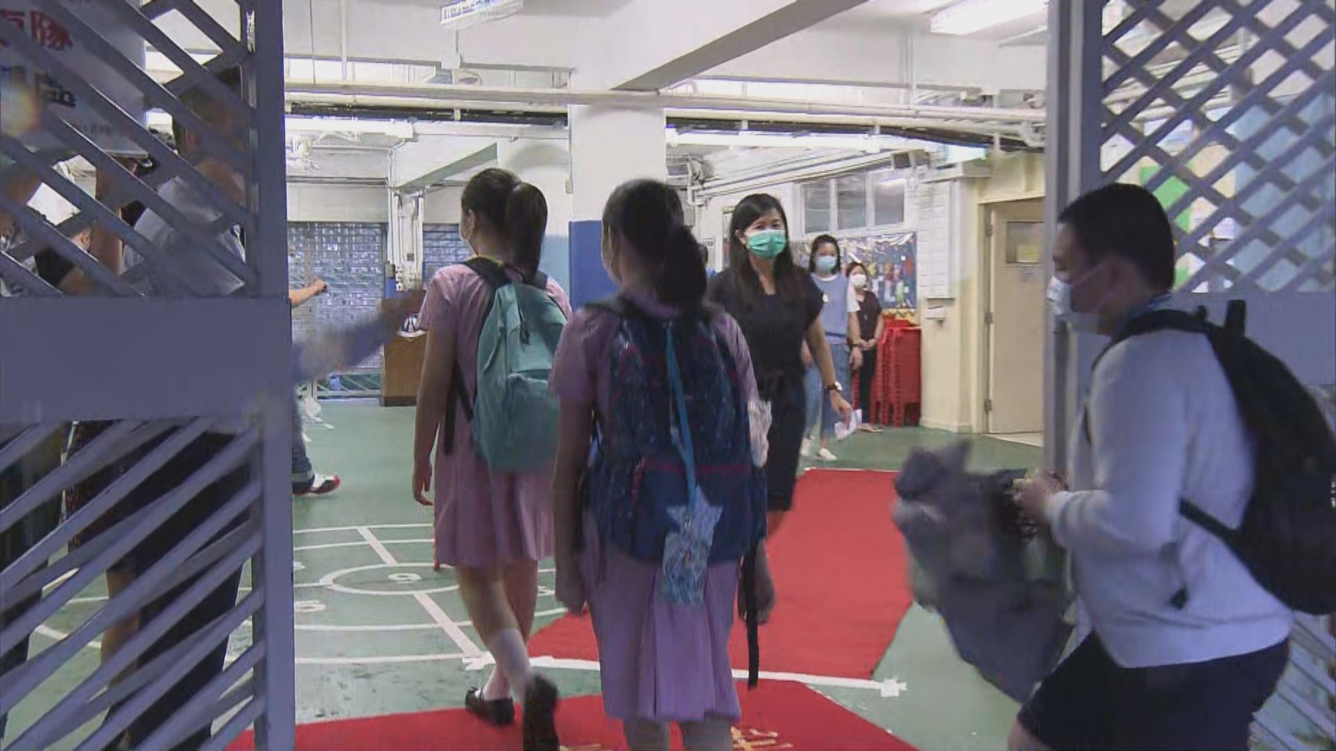 瀝源邨鄰近小學復課　家長為小孩多預備防疫用品